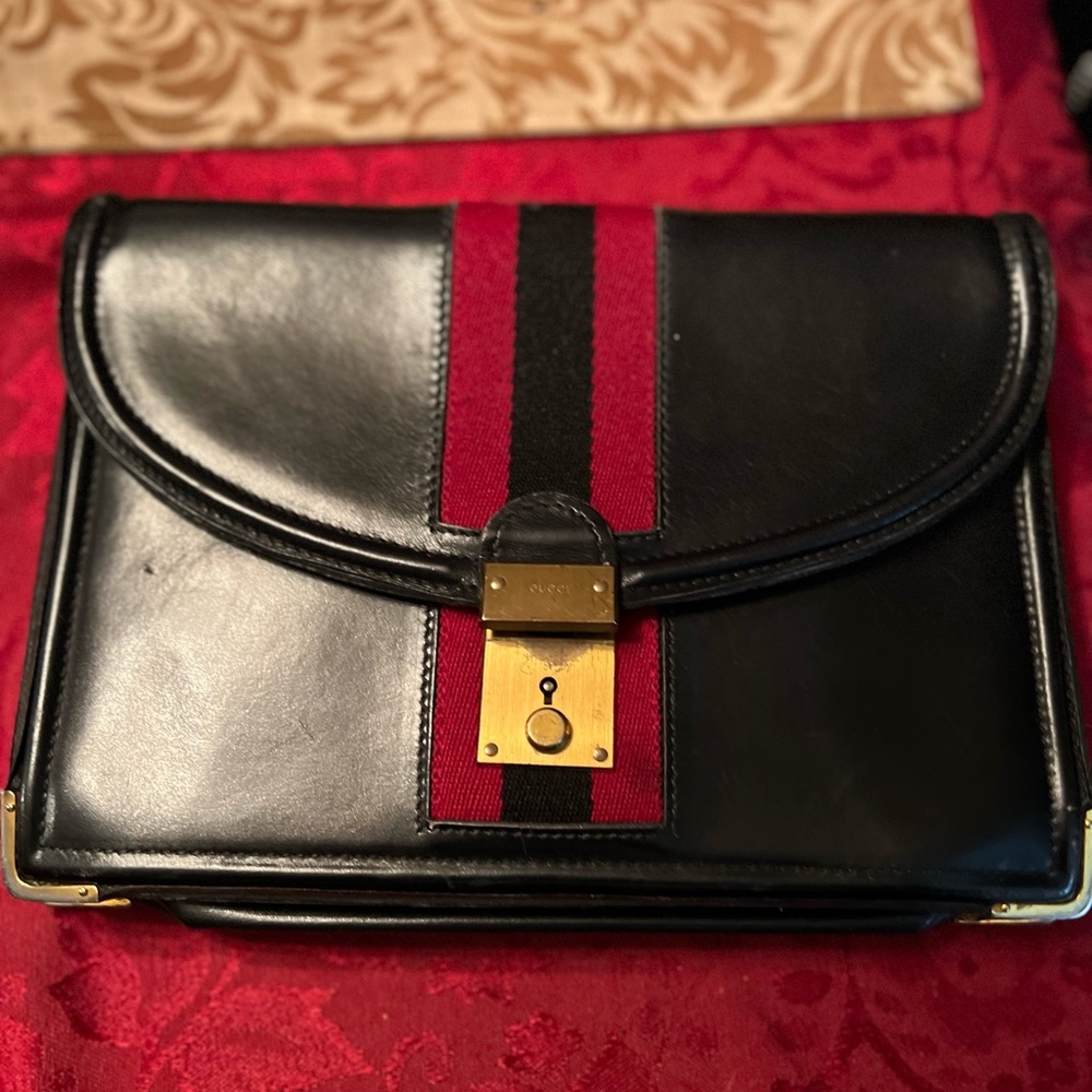 Beautiful Gucci vintage clutch/shoulder bag.